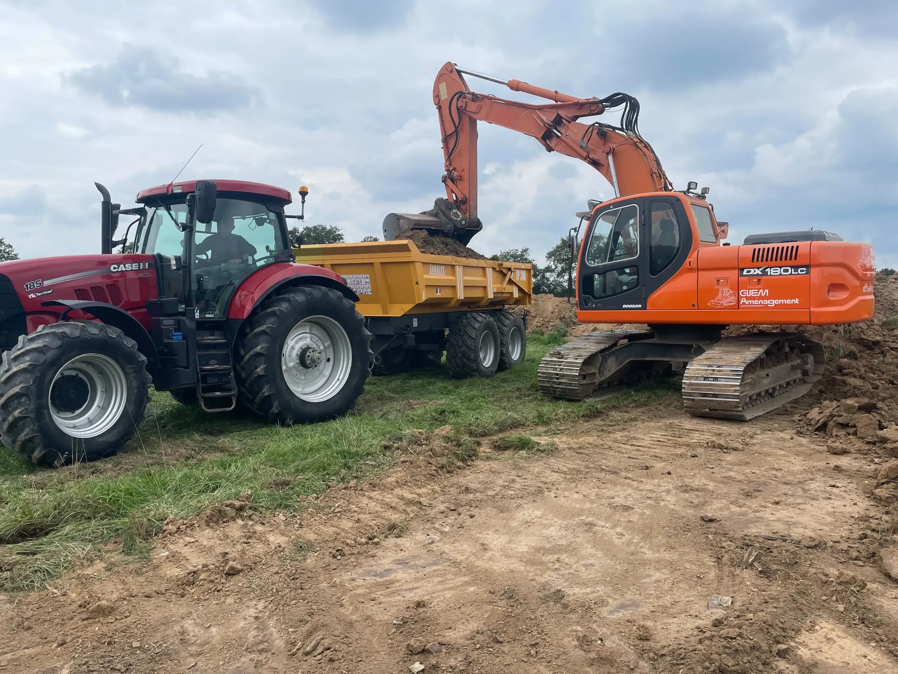 maison avec de l'herbe et du bitume refais